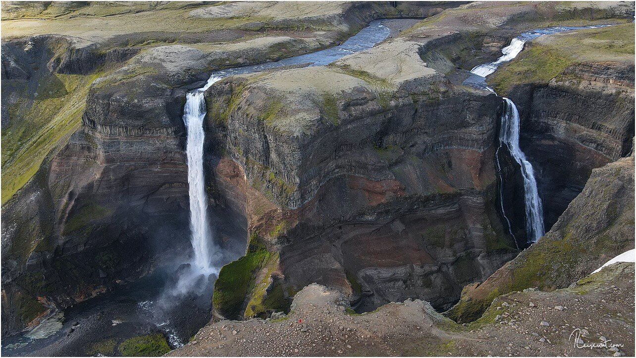 Der Háifoss aus knapp 80 Metern Höhe. Der kleine rote Punkt unten in der Bildmitte bin ich.