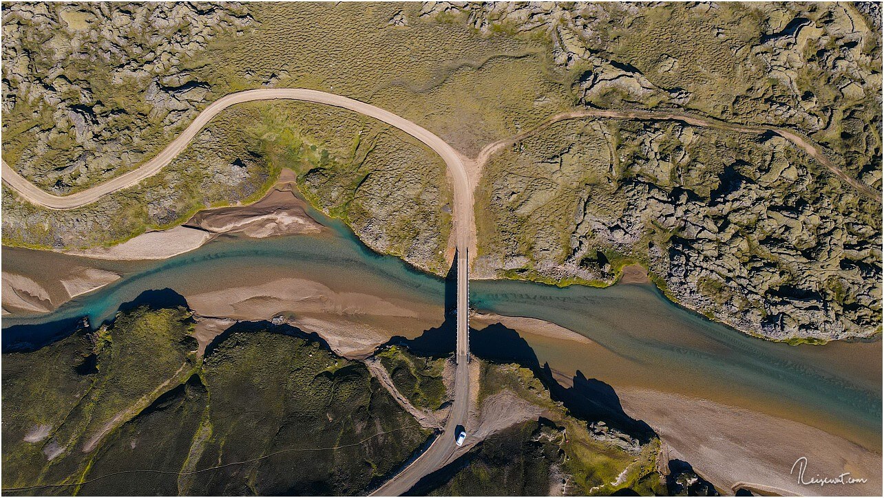 Topdown-Aufnahme runter zur Brücke, die man oben auf dem Foto erkennen kann