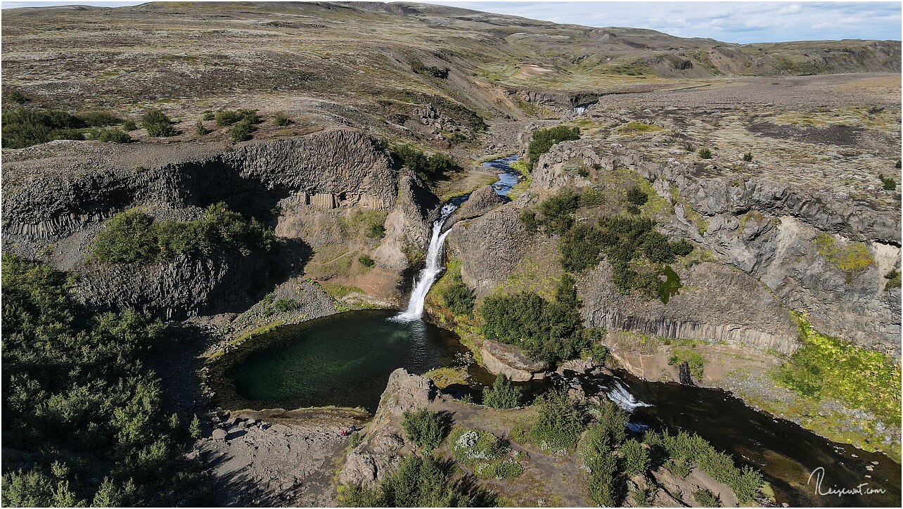 Einer der größeren Wasserfälle hier im Tal