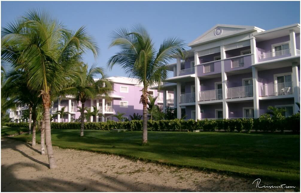 Pastellfarbene Gebäude im Hotel RIU Negril