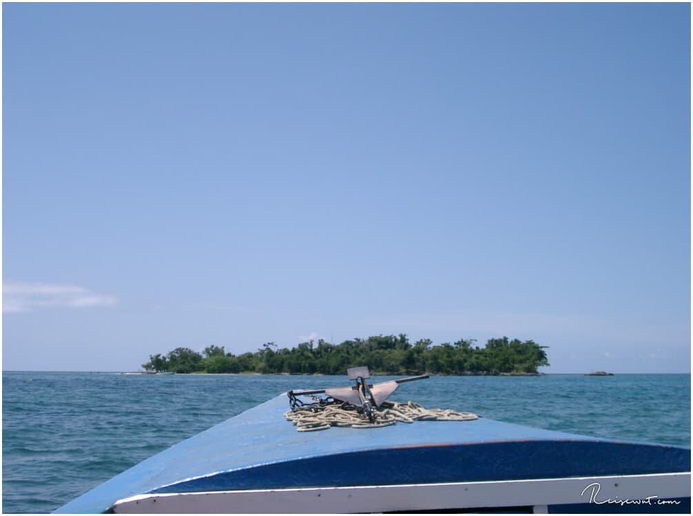 Wir steuern auf eine kleine Insel zu