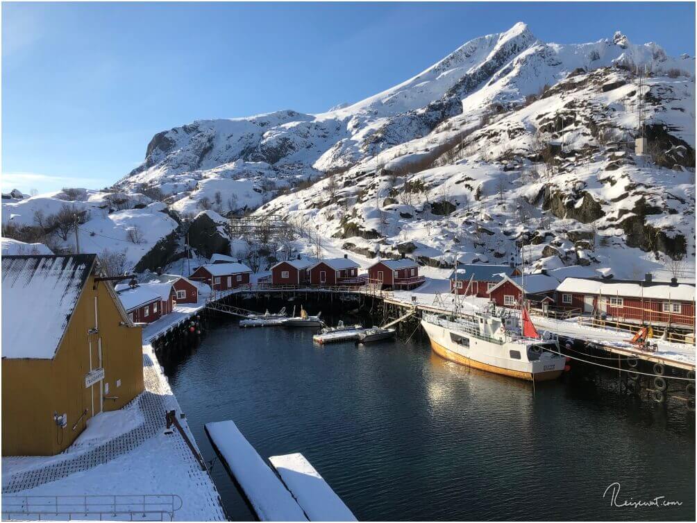 Der kleine Hafen vom Nusfjord ist recht überschaubar und liegt eingebettet inmitten von Bergen