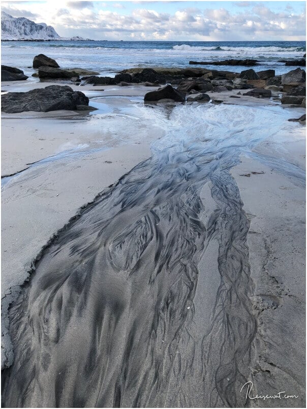 Nur eines von vielen fotogenen Rinnsalen am Skagsanden Beach, einer der fotografischen Hot Spots auf den Lofoten