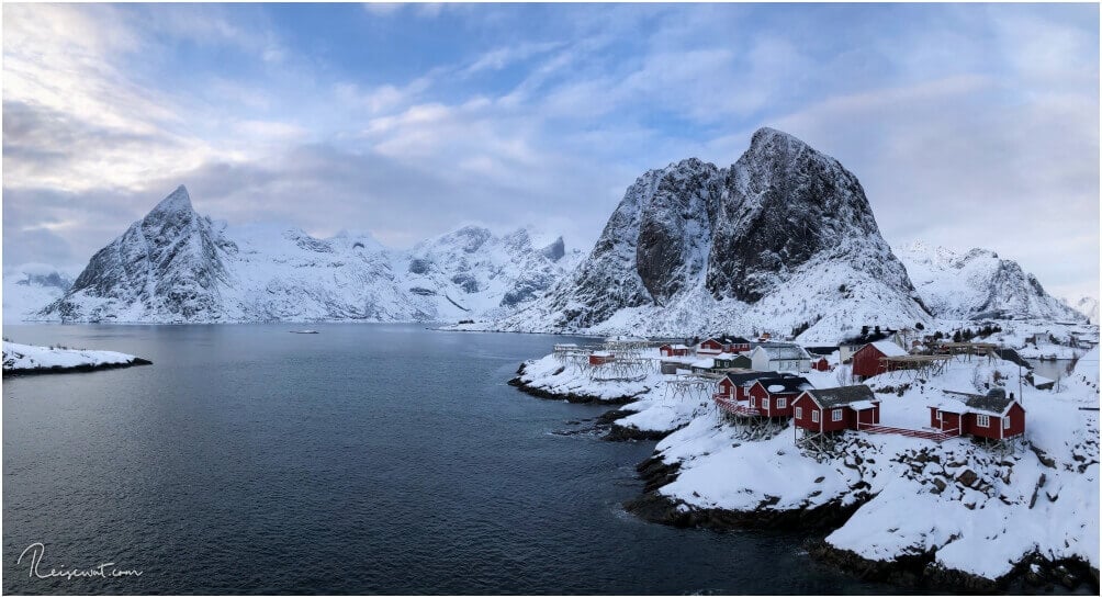 Das Postkartenmotiv schlechthin auf den Lofoten, die roten Rorbuers in Hamnøy vom Resort Eliassen