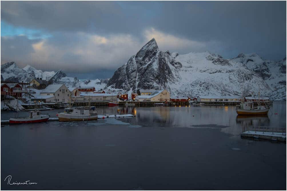 Der Hafen von Hamnøy kurz vor Dämmerung