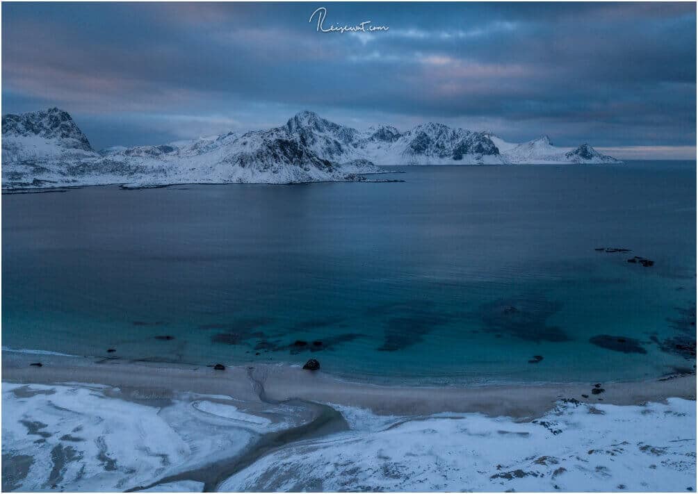 Die Farben des Meeres am Haukland Beach erinnern teilweise an die Karibik