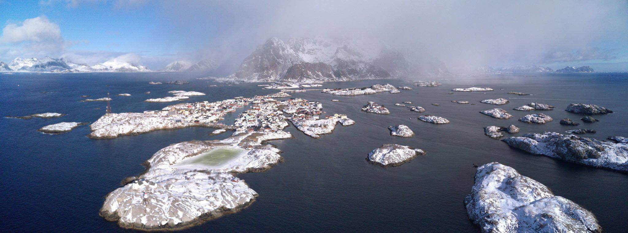Das vermutlich wohl außergewöhnlichste Fußballstadion der Welt liegt am Ende von Henningsvaer, eingerahmt von Felsen.