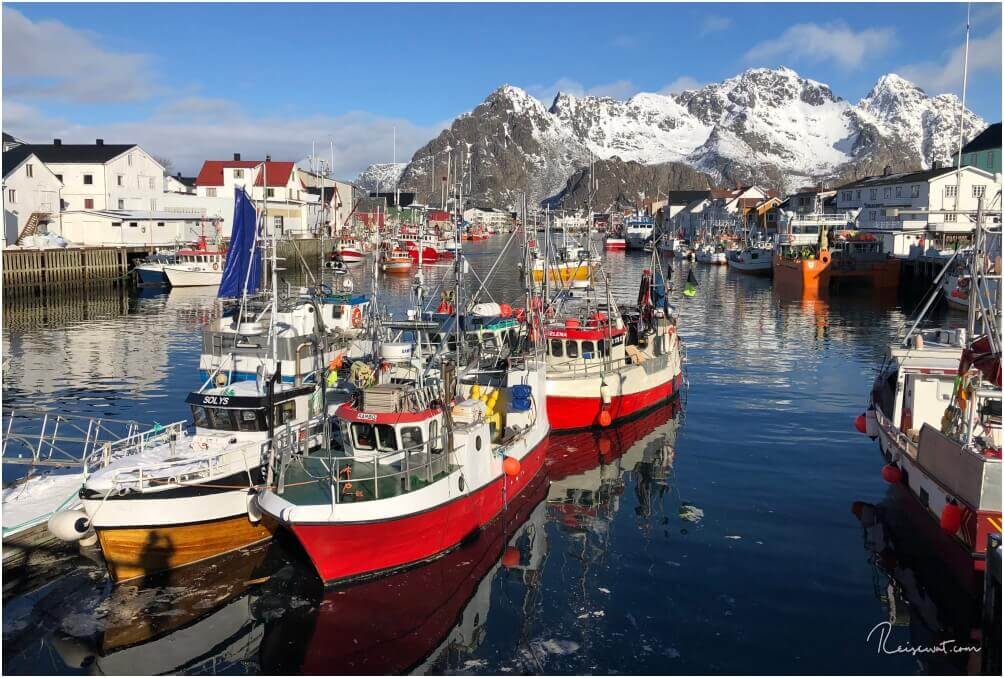 Der Hafen von Henningsvaer ... noch typischer kann ein norwegischer Hafen eigentlich kaum sein