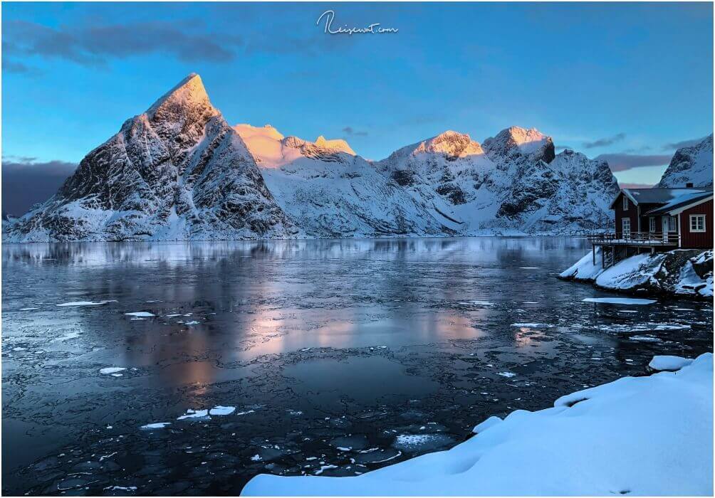 Der Sonnenaufgang ist mit die schönste Zeit in Sakrisøy. Dann fangen die Gipfel der Berge für kurze Zeit an zu leuchten