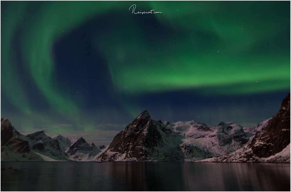 Mehr geht nicht mehr, wenn man in Hamnøy übernachtet. Polarlichter über dem Mount Olstinden