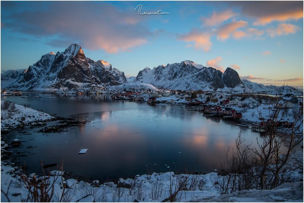 Der wohl beliebteste Fotopoint bei Reine befindet sich eigentlich VOR dem Ort, neben der Brücke. Von dort hat man eine tolle Übersicht auf Reine und die Berge