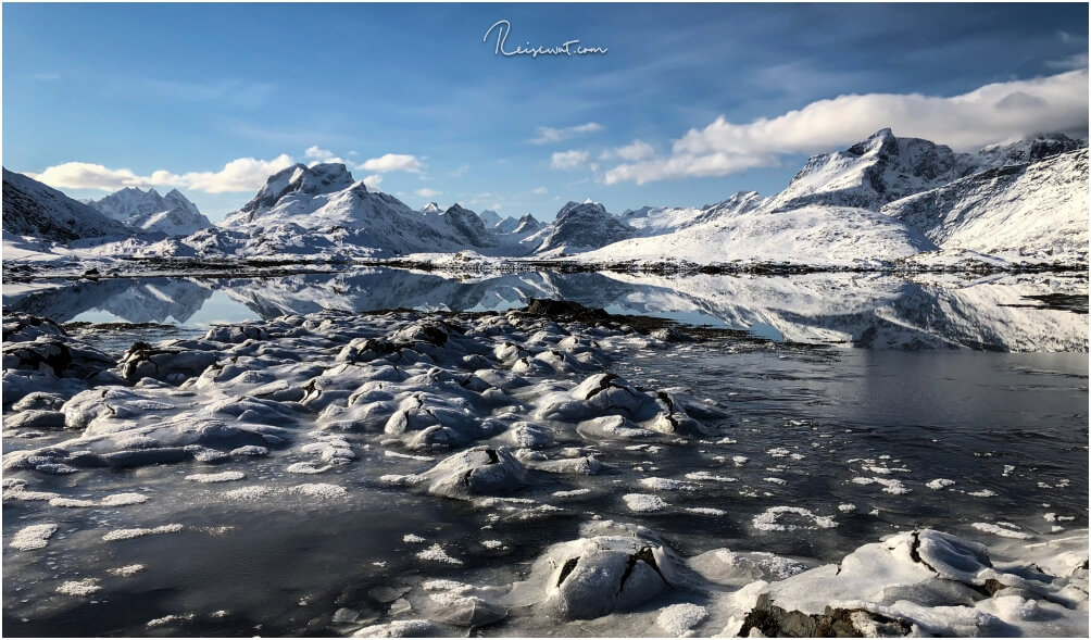 Einige der auf den Lofoten häufig anzutreffenden "Cracked Eggs". Das Eis auf den Steinen bricht hier auf, wenn die Temperaturen wärmer werden tagsüber.