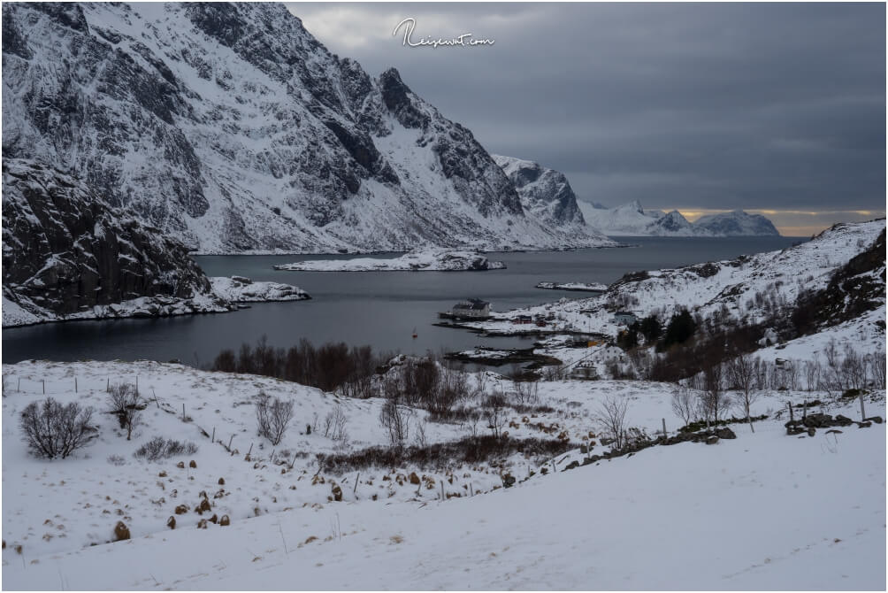 Kurz vorm Tunnel nach Unstad erhält man diese fantastische Aussicht in den Fjord