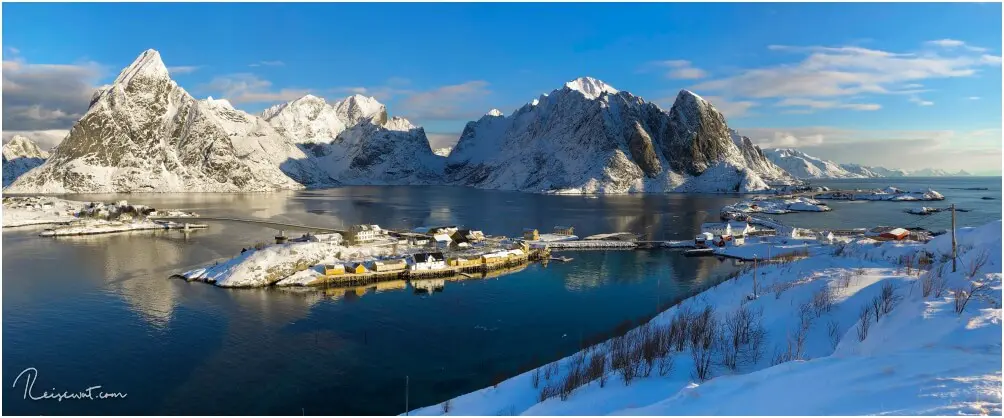 Der Blick vom Aussichtspunkt oben auf dem Berg, gegenüber von Sakrisøy. Die Aussicht aus rund 60m Höhe ist fantastisch