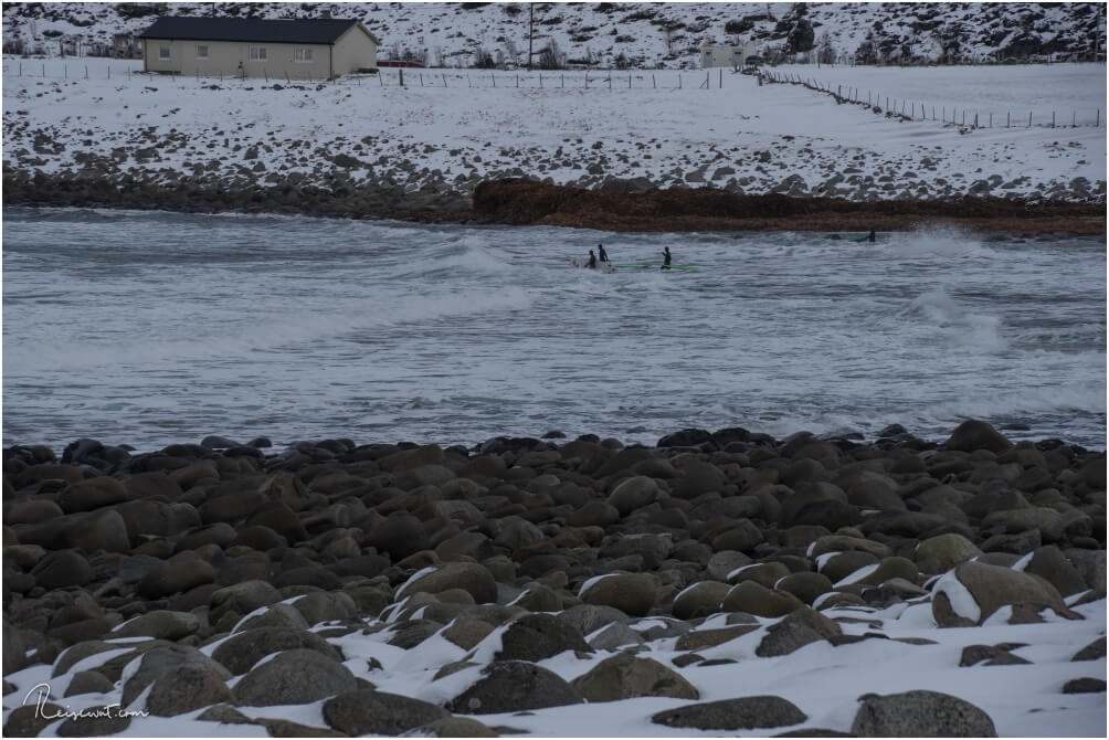 Einige hartgesottene Surfer trotzen den Temperaturen