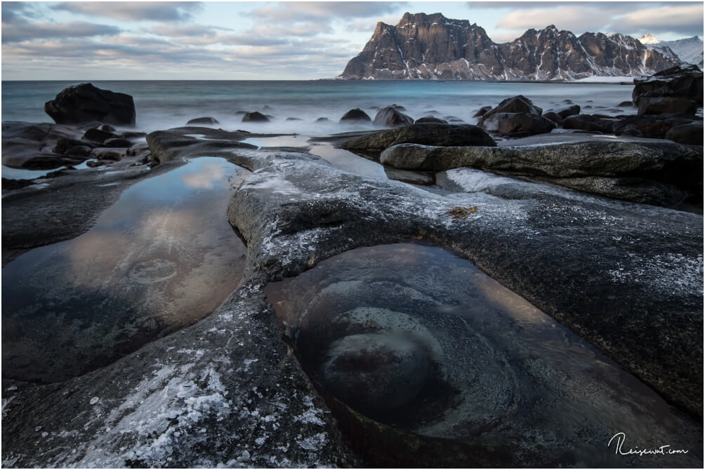 The eye of Uttakleiv ... eines der beliebtesten Fotomotive dort am Strand