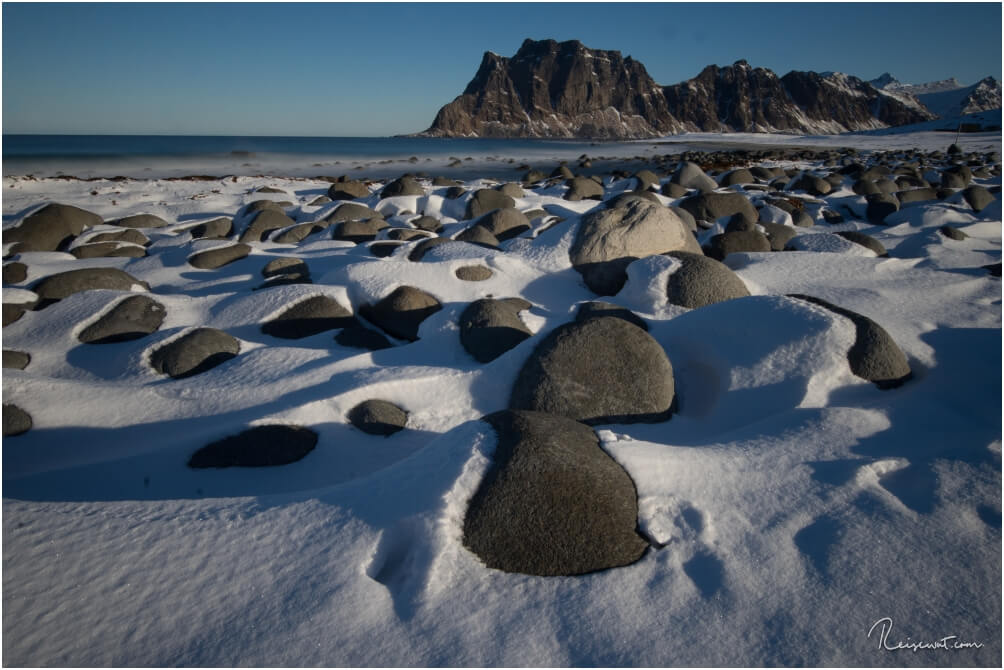 Jede Menge glatt geschliffene Felsen säumen den Uttakleiv Beach