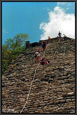 Ein Seil dient als Aufstiegshilfe nach oben auf die Pyramide