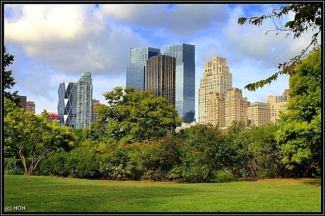 Skyline hinter den Strawberry Fields