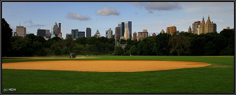 Baseball Field mit Blick auf die Skyline