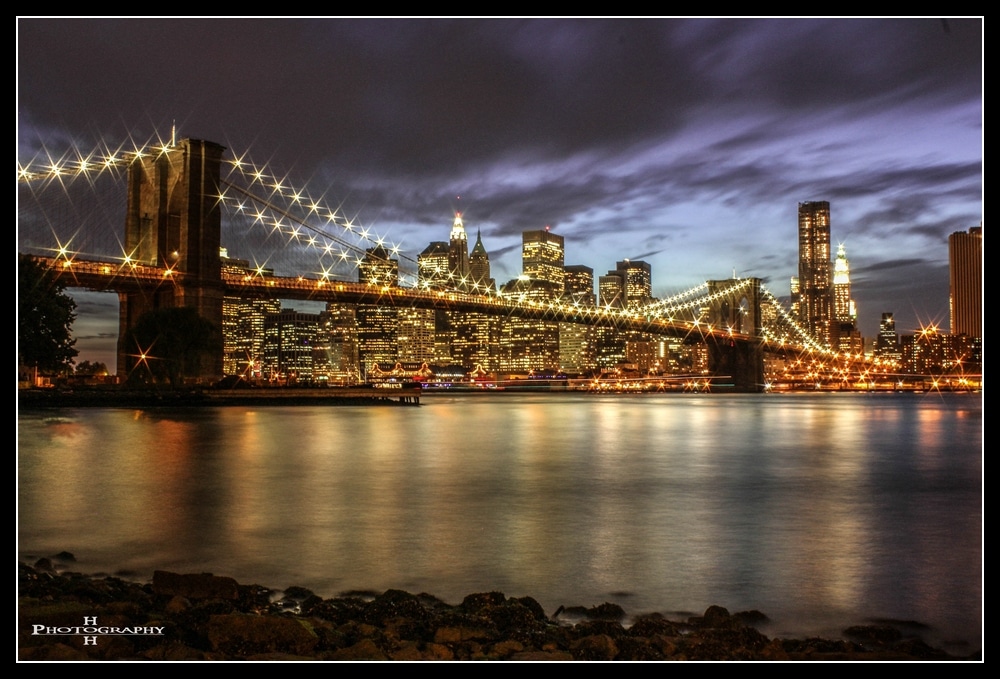 Brooklyn Bridge kurz vor Einbruch der Nacht