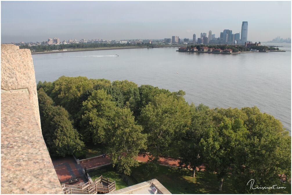 Liberty Island samt Freiheitsstatue zählt für viele zu den beliebtesten New York Sehenswürdigkeiten. Im Hintergrund erkennt man Ellis Island