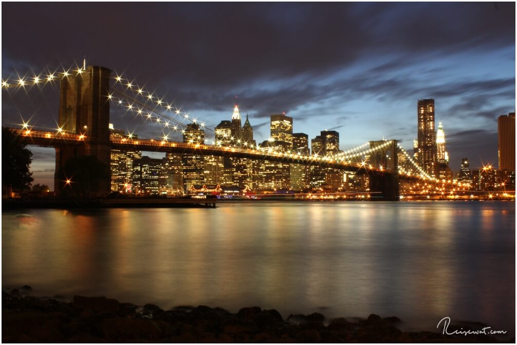 Vom Pebble Beach aus hat man vermutlich die beste Sicht auf die abendlich illuminierte Brooklyn Bridge