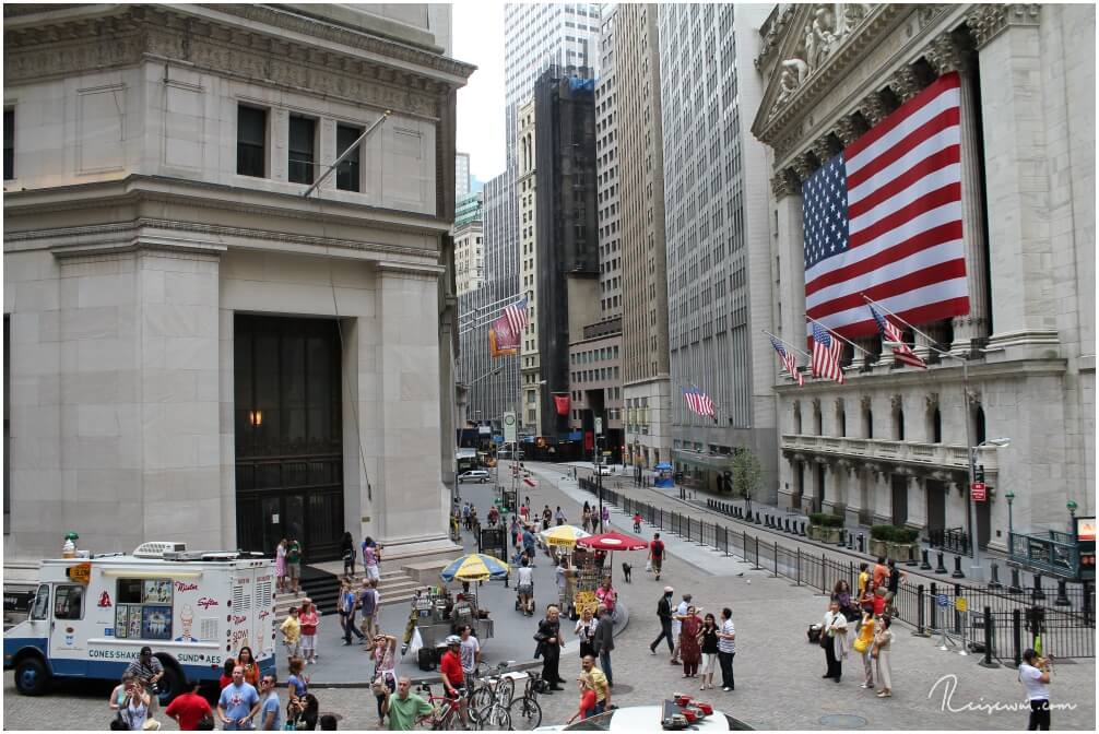 Die Wall Street ist eigentlich gar nicht wirklich fotogen - trotzdem zieht es viele Besucher hier her.