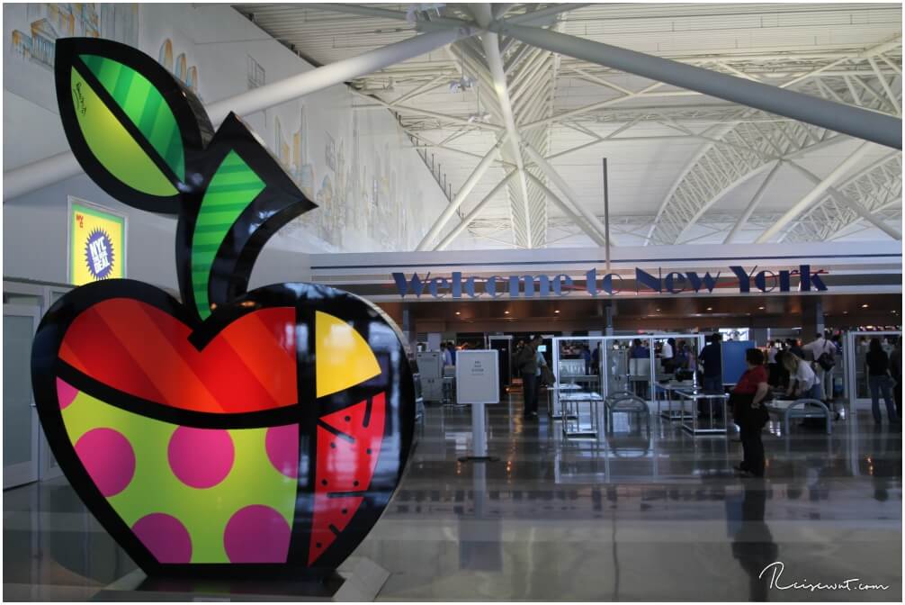 Das erste, was man nach dem Hinflug nach New Jersey sieht am Flughafen, ist ein "Big Apple"