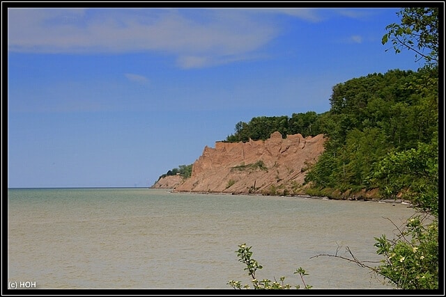 Da hinten sind sie ... die Chimney Bluffs