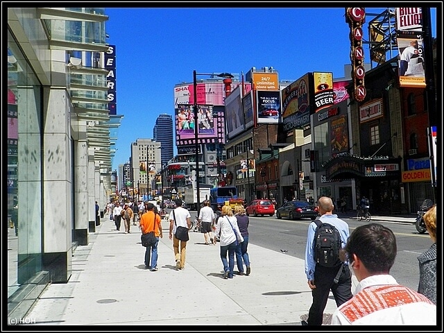 Lebhaftes Treiben in Downtown Toronto