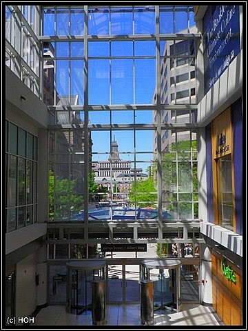 Blick aus dem Eaton Center hinaus nach draussen