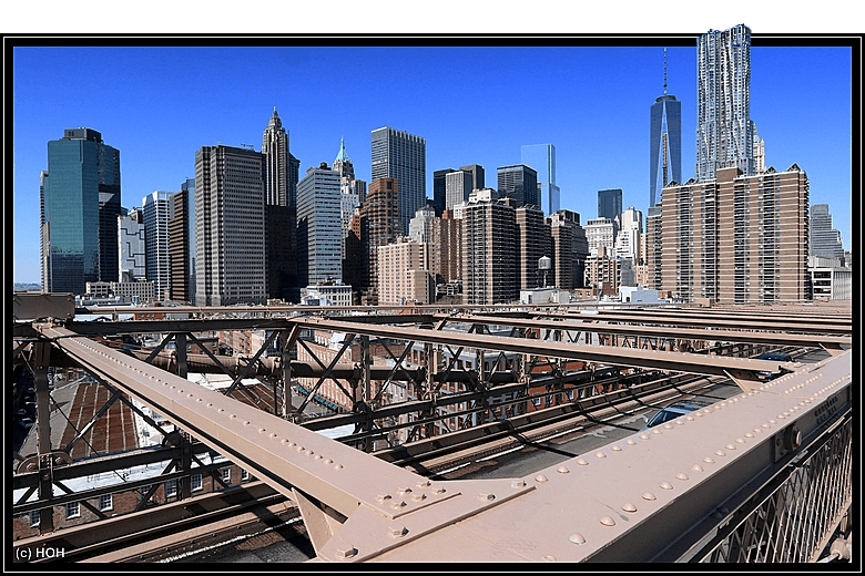 Die Skyline von Manhattan, von der Brooklyn Bridge aus gesehen