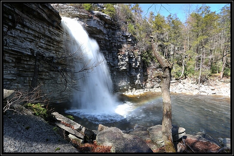 Awosting Falls von der Seite mit Regenbogen