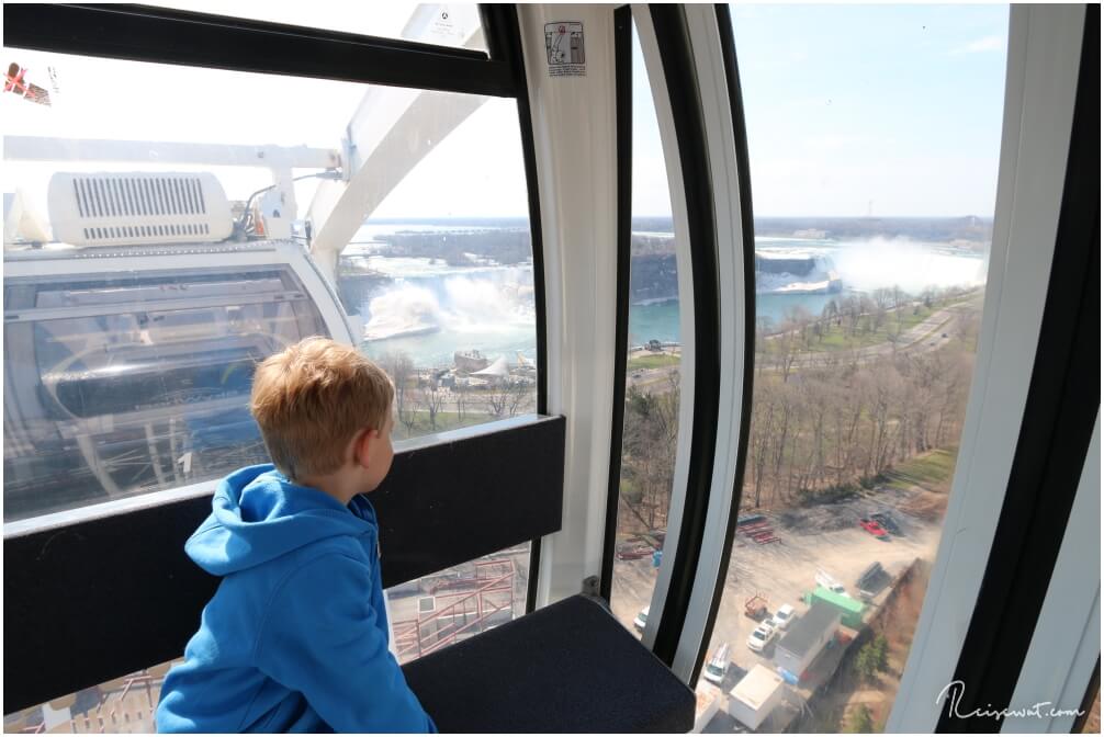 Der Ausblick aus dem Sky Wheel runter auf den Niagara River ist schon nicht schlecht , auch wenn die Niagarafälle etwas weit weg erscheinen.