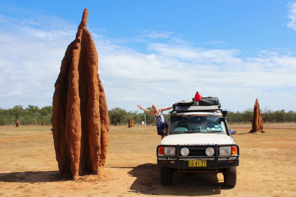 Termitenhügel auf der Kap-York Halbinsel in Australien, einer knapp 1000 Kilometer langen Schotterstraße