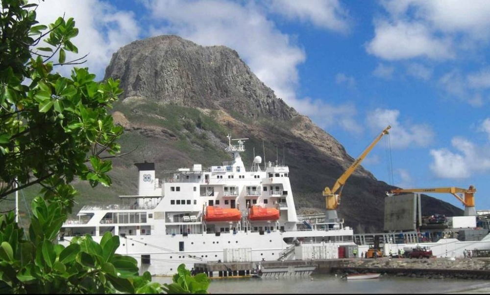 Die Aranui ist das Postschiff im Pazifik. Sie verbindet Tahiti mit den Inseln der Marqueas und ist ein kombiniertes Kreuzfahrt/Fährschiff. Das heißt: Es versorgt die völlig abgelegenen Inseln mit allem, was nötig ist, und nimmt auch Passagiere mit. 