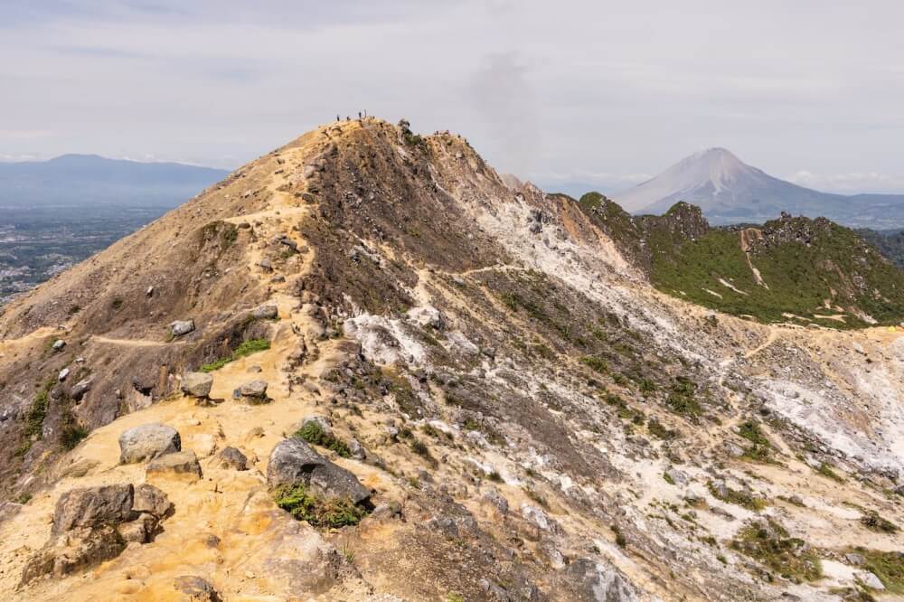 Auf Sumatra im Ort Berastagi kletterten wir auf einen Vulkan mit grandioser Aussicht