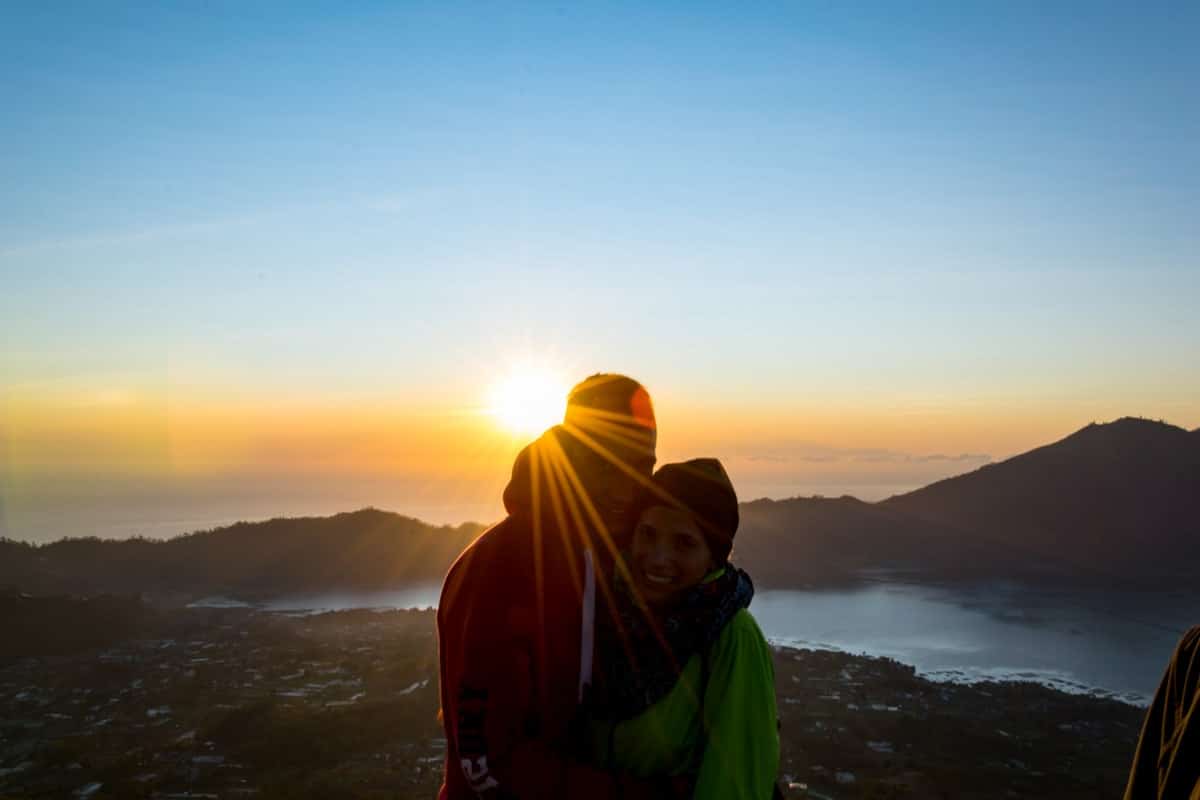 Mount Batur: Unser zweites Mal auf einen Vulkan, diesmal aber mit der Sonne, die langsam hinter den Bergen hervor schien.