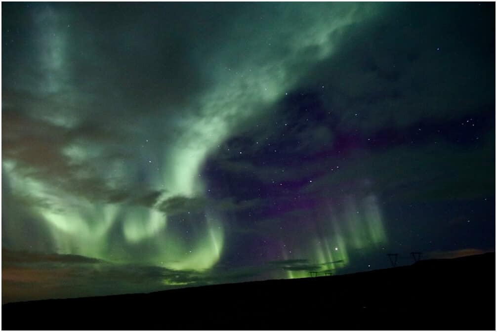 Wunderschöne Nordlichter am Fjord von Saurbær