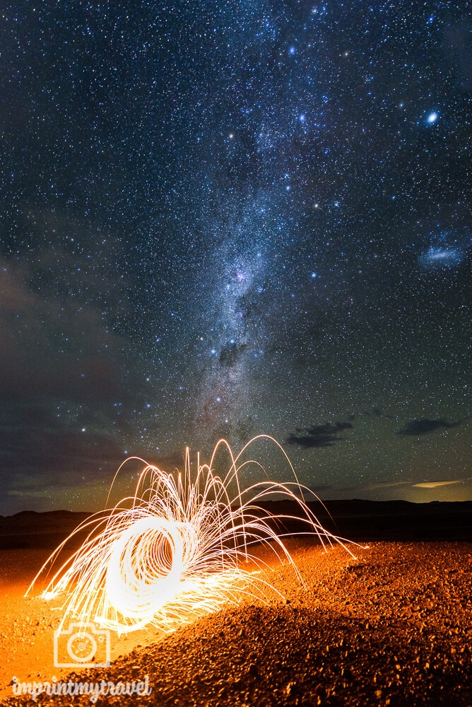 Light Painting in der Atacama-Wüste, Chile, Februar 2018. Am dunkelsten Ort der Erde haben wir ein wenig experimentiert ;-)