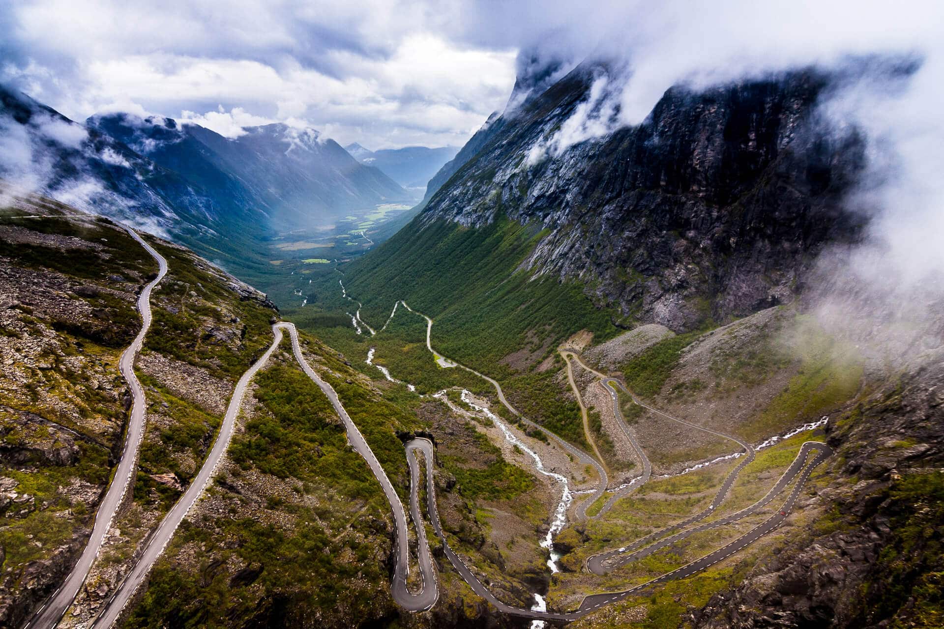 Der Trollstigen in Norwegen – hier hatten wir riesiges Glück mit der Unwetterfront, die die Szene toll einrahmt