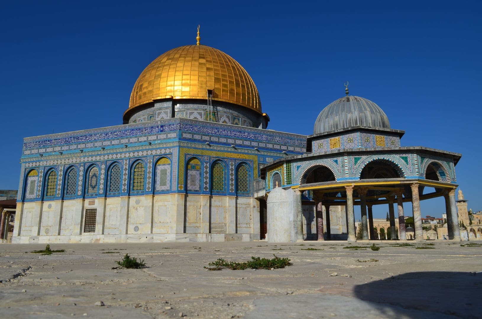 In Israel hatten wir das Glück auf den Tempelberg zu kommen, der ja häufig wegen der Unruhen gesperrt ist. Der Felsendom mit seiner goldenen Kuppel ist ein wunderschönes Bauwerk und die islamische Kunst mit ihren filigranen Verzierungen wirklich sehenswert.