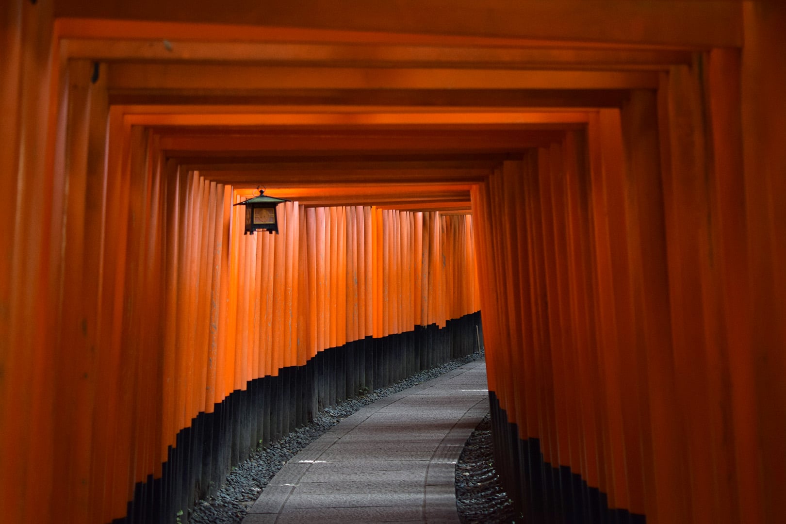 In Japan hatten wir das kurze Glück den Gang mit den roten Torii des Fushimi Inari Taisha Schreins bei Kyoto ohne Menschen zu fotografieren. Diese Tempelanlage hat uns sehr fasziniert.