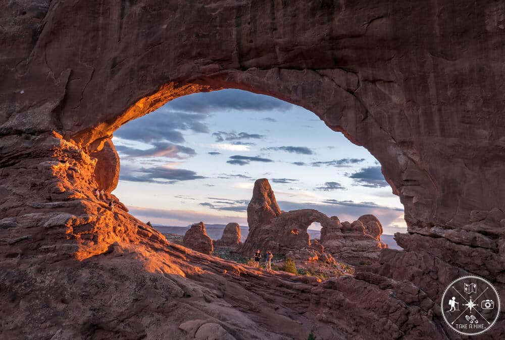 Im Arches NP in Utah entstand dieses Foto 2018 hinter dem North Window in der Window-Section. Besonders ist der Blick durch den Arch und auf den Turret Arch dahinter. Es war wirklich eine schöne Lichtstimmung und ein toller Sonnenuntergang den ich wahrlich genoss. Viele der Leute die sich hier zum Sonnenuntergang versammelten waren verwundert über meine Position – denn von dem Spot aus steht man auf einem großen Haufen Felsen (Rock Jam)