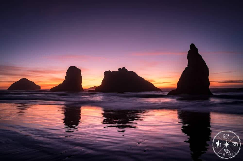 Bandon Beach im September 2019. Es war einer der Abende an den ich mich wohl sehr lange zurückerinnern werde. Nicht nur wegen der Farben die sich mir zum Sonnenuntergang boten, sondern auch weil ich die Ruhe um mich herum genoss. Das Rauschen des Meeres, das kalte Wasser zwischen meinen Zehen zu spüren, dazu noch diese Sea-Stack-Kulisse. Für mich ein magischer Fotospot.