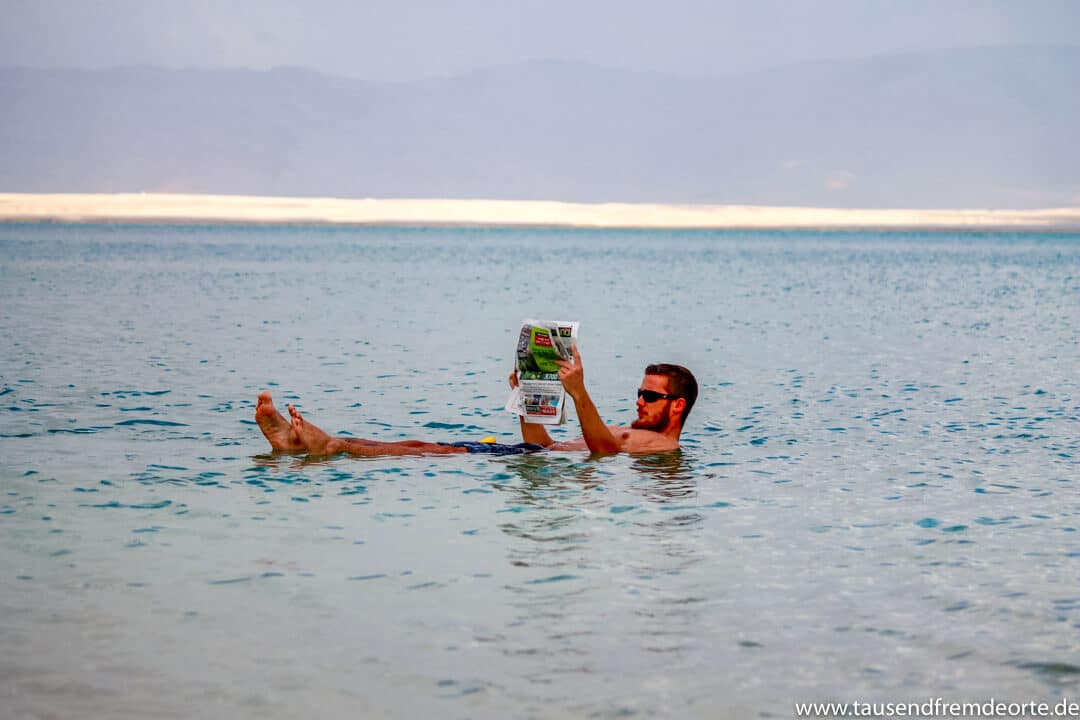 Treibend auf dem Toten Meer in Israel. Kein besonders schönes Foto, aber ein genialer Moment.vor Koh Tao, der beste und krasseste den wir je gesehen haben