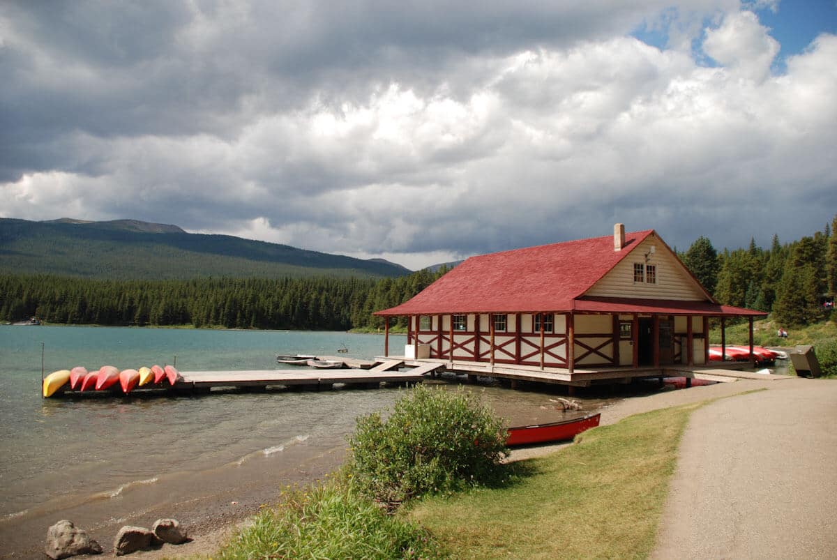 Ein bekanntes Motiv: Das Bootshaus am Maligne Lake im kanadischen Jasper Nationalpark.