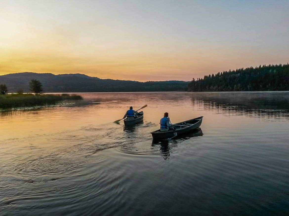 Wir sind gerne als Familie sportlich aktiv, wie hier beim Kanufahren zum Sonnenaufgang in British Columbia.