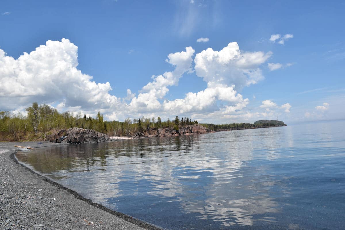 Wolkenspiel über dem Lake Superior auf unserem Roadtrip entlang der Great Lakes in den USA.